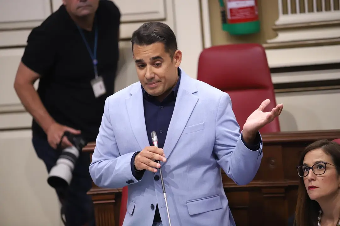 Yoné Caraballo pregunta a la consejera de sanidad.