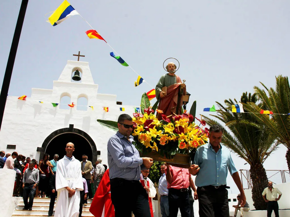 Procesión con la imagen de San Pedro en Mácher. Imagen de archivo.
