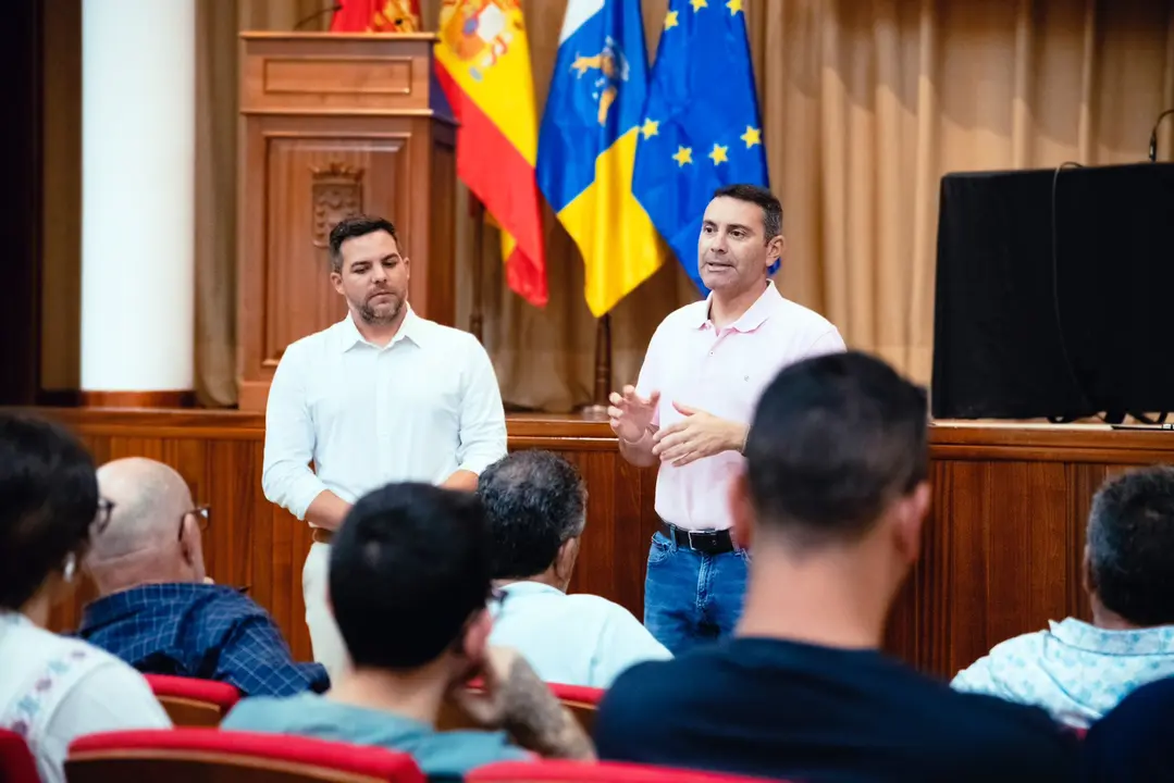 Reunión con los vecinos de El Golfo.