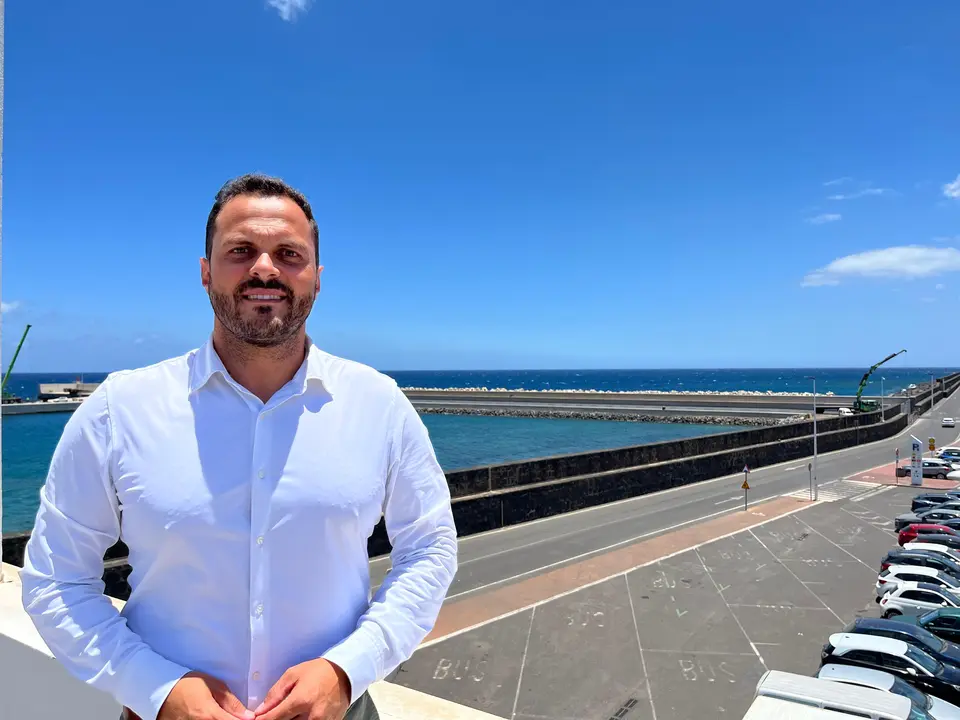 El alcalde Yonathan de León junto al nuevo Muelle de Naos y el Dique Sur.