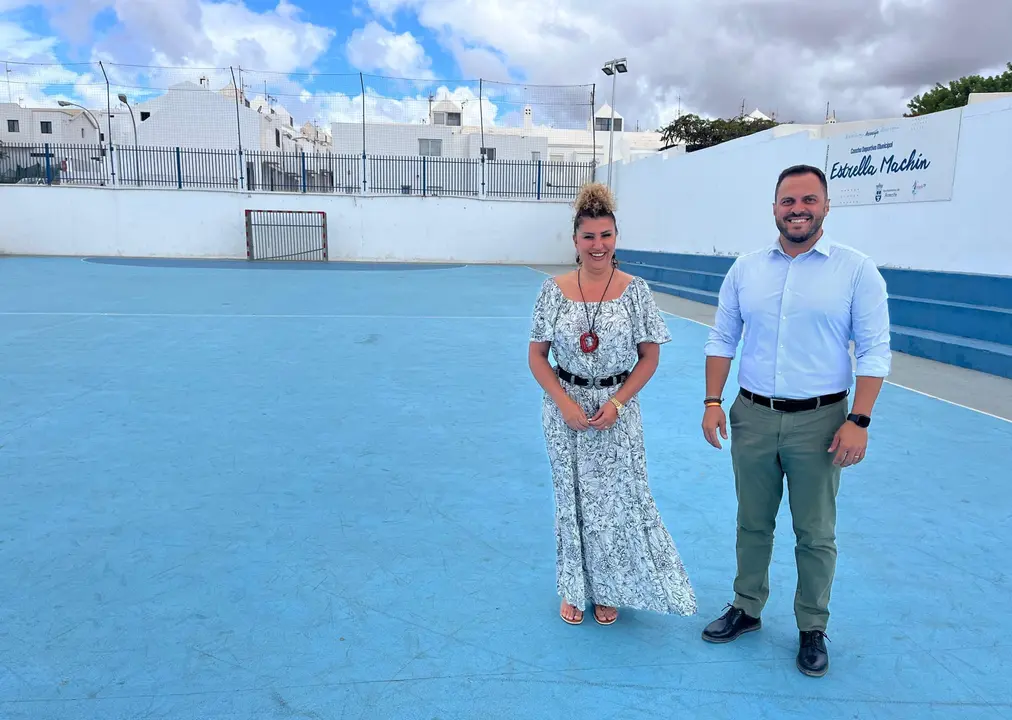 Yonathan de León y Eli Merino en las canchas de Tinasoria, cuyas obras de mejora han salido a licitación.