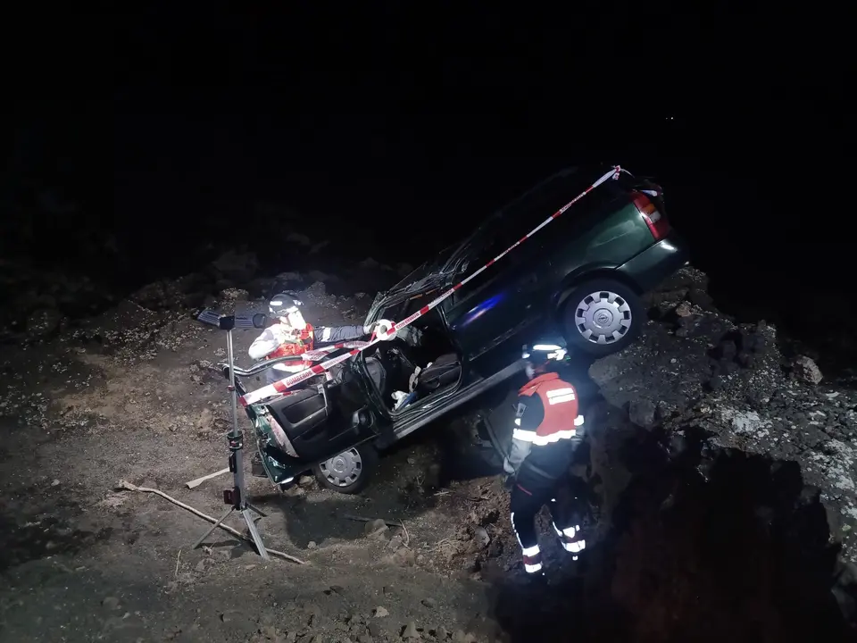 Coche volcado en La Geria.