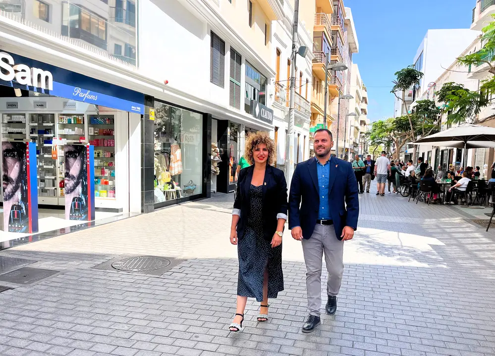 El alcalde de Arrecife, Yonathan de León, y la concejala de Comercio, Eli Merino, en la Calle Real.