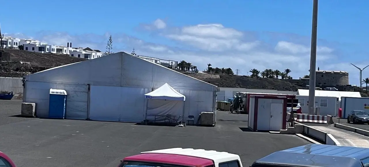 Carpas para la primera acogida de los menores migrantes, en Puerto Naos.