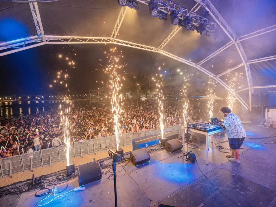 La playa de El Reducto abarrotada de público en la celebración del Arrecife Summer Fest. Actuación de Carlos Jean.