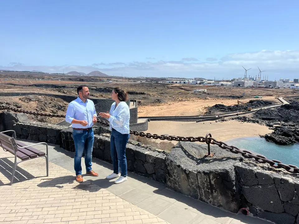 El alcalde Yonathan de León y la concejala de Playa, Davinia Déniz, en la playa de La Arena.