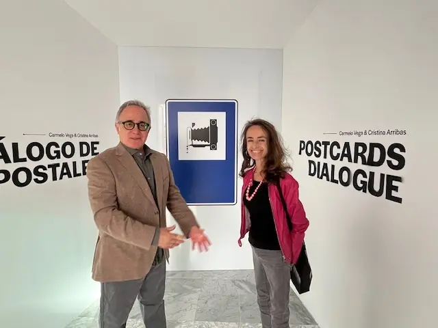 Carmelo Vega y Cristina Arribas en la entrada a la exposición.