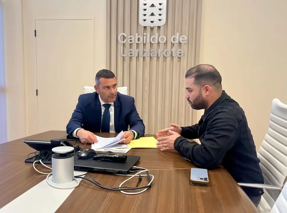 Oswaldo Betancort junto al consejero Jesús Machín.