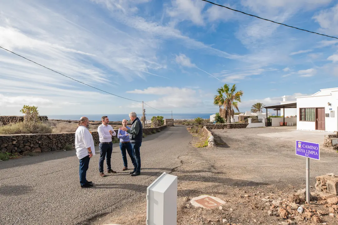 El vicepresidente junto al alcalde, teniente de alcalde y concejal de Obras de Tías.