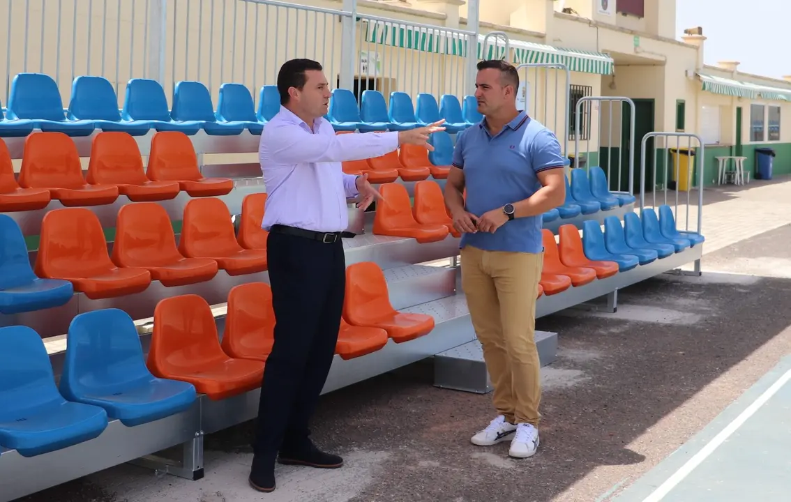 El alcalde de Yaiza y el concejal de Deportes en el campo de fútbol municipal.