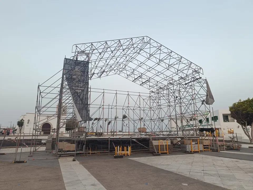 Escenario en medio de la plaza de Playa Blanca este domingo. Imagen: PP Yaiza.