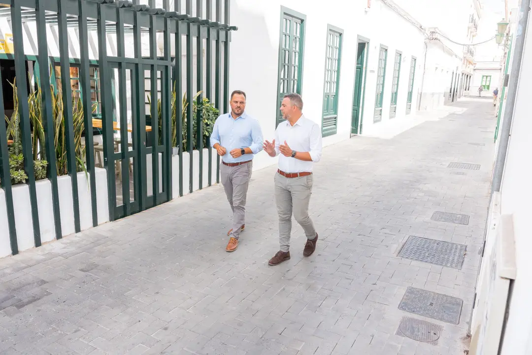 El vicepresidente junto al alcalde de Arrecife en la calle José Betancort.