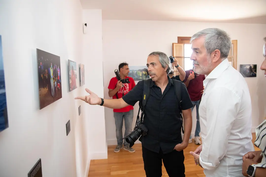 El fotógrafo lanzaroteño Adriel Perdomo muestra una imagen al presidente de Canarias, Fernando Clavijo (EFE)