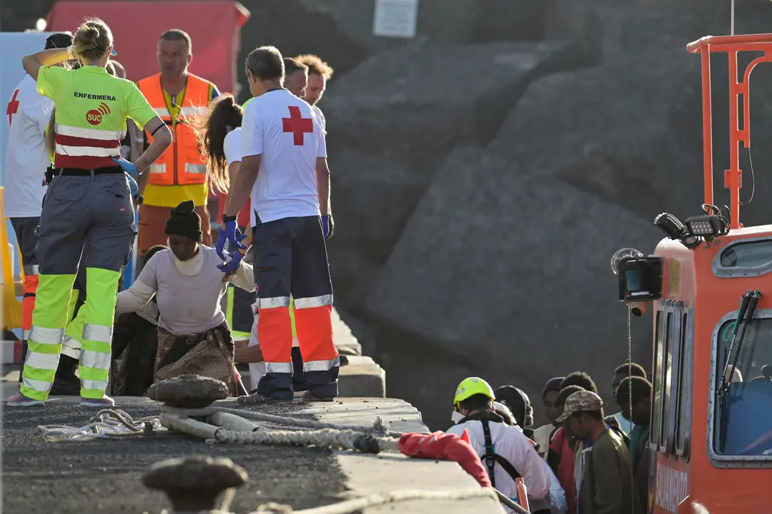 Llegada de los 56 inmigrantes rescatados por la embarcación de Salvamento Marítimo, Salvamar Adhara, a 60 millas de a El Hierro, y trasladados al puerto de La Restinga, en el municipio de El Pinar, (El Hierro), para ser atendidos por los equipos de Emergencias. EFE/ Gelmert Finol.