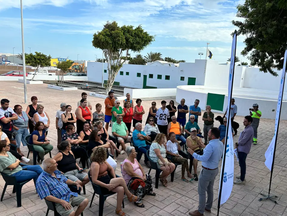 El alcalde de Arrecife, Yonathan de León,y el ingeniero de Obras del Ayuntamiento, explican a los vecinos de Tinasoria la transformación integral del barrio.