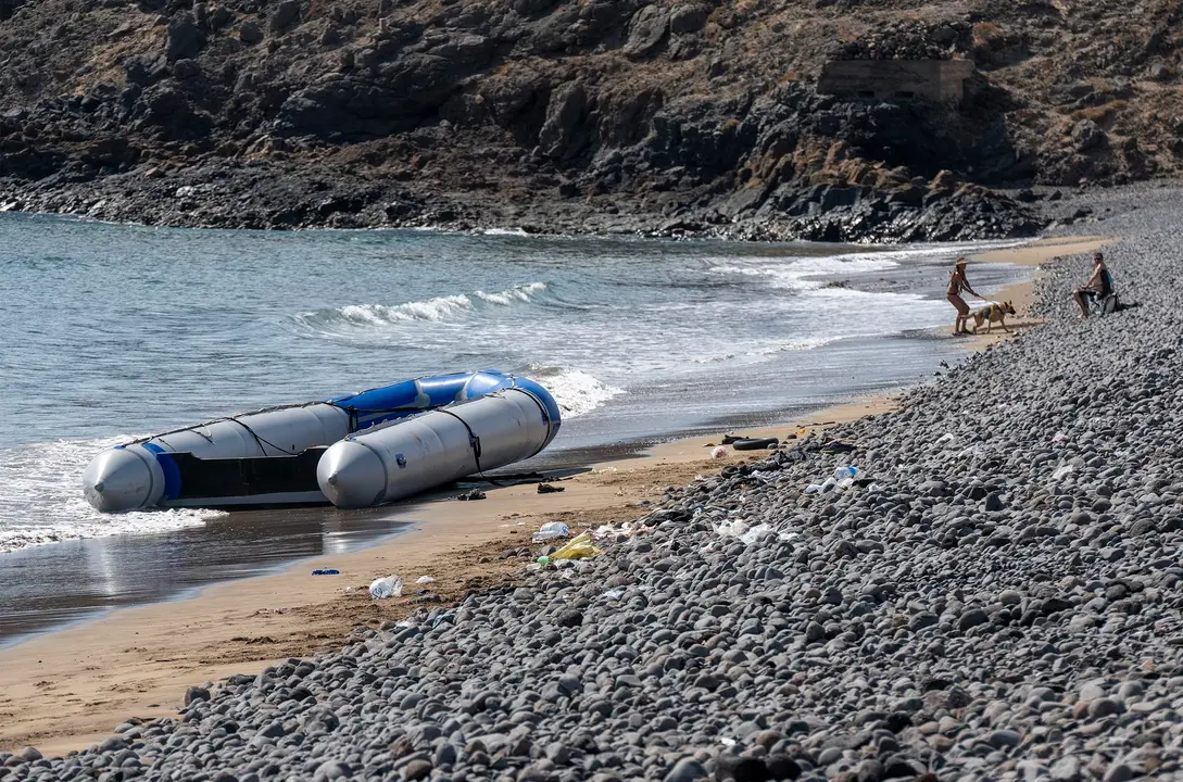 Neumática llegada a la playa de La Garita, situada en el pueblo de Arrieta, en el norte de Lanzarote. EFE/Adriel Perdomo. Imagen de archivo.