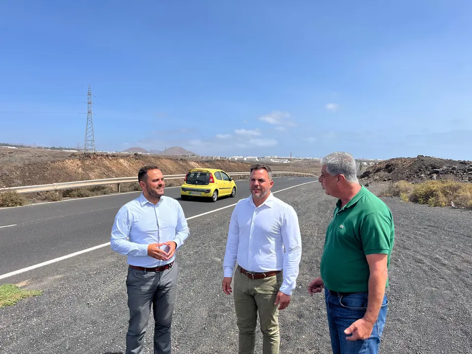 El vicepresidente junto al alcalde de Arrecife y al concejal de Obras de Teguise.