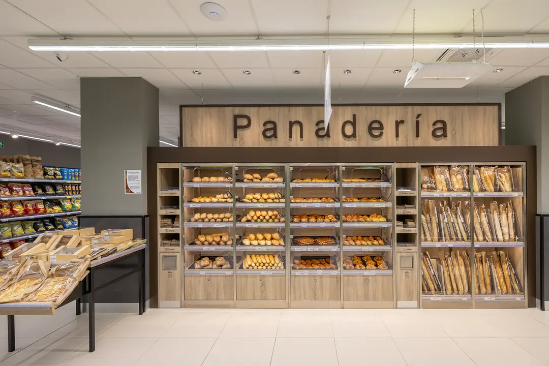 El establecimiento cuenta con secciones de frescos como panadería y frutería.