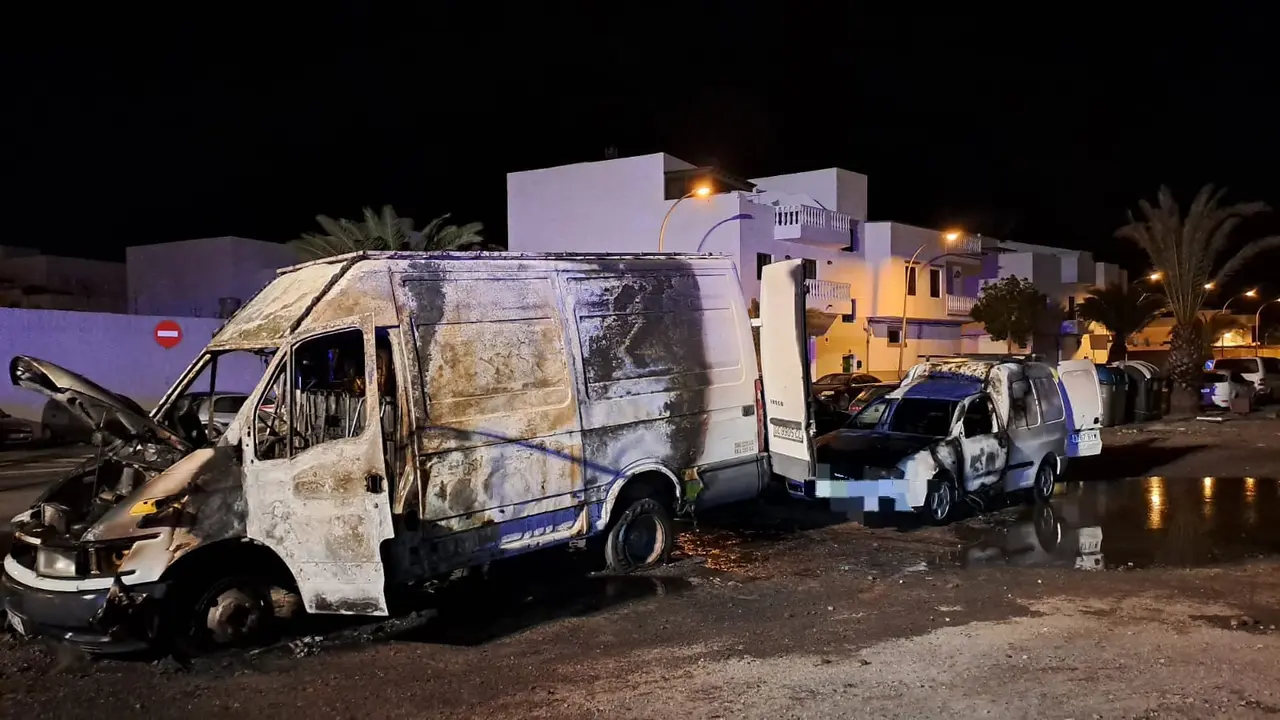 Incendio de vehículos en la calle Almería.
