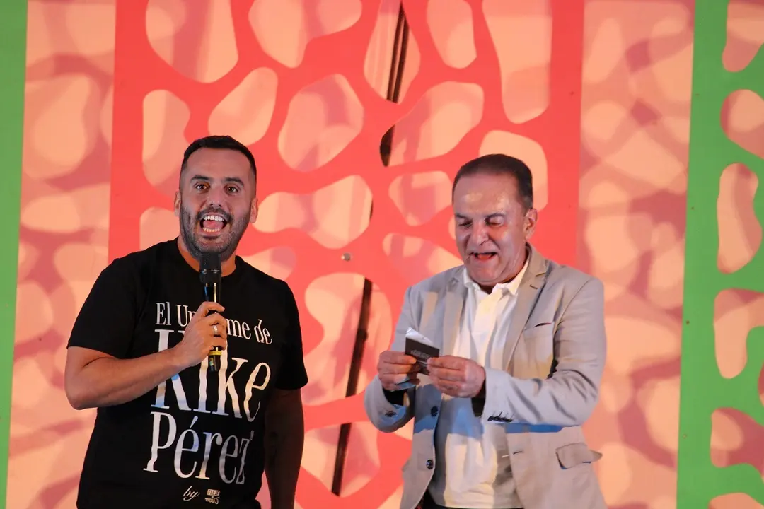 Kike Pérez junto al alcalde de Tinajo, Jesús Machín.