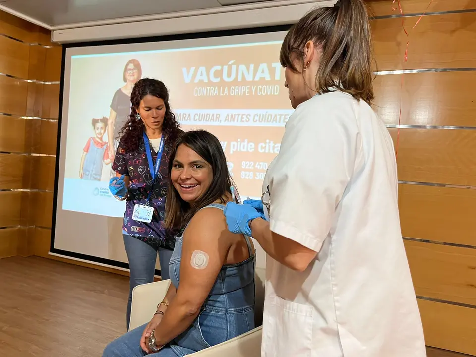 Persona con diabetes vacunándose contra la gripe.