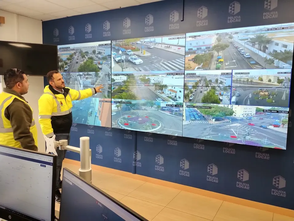 Sala de Control de la Policía Local de Arrecife con el despliegue de las vídeos cámaras.