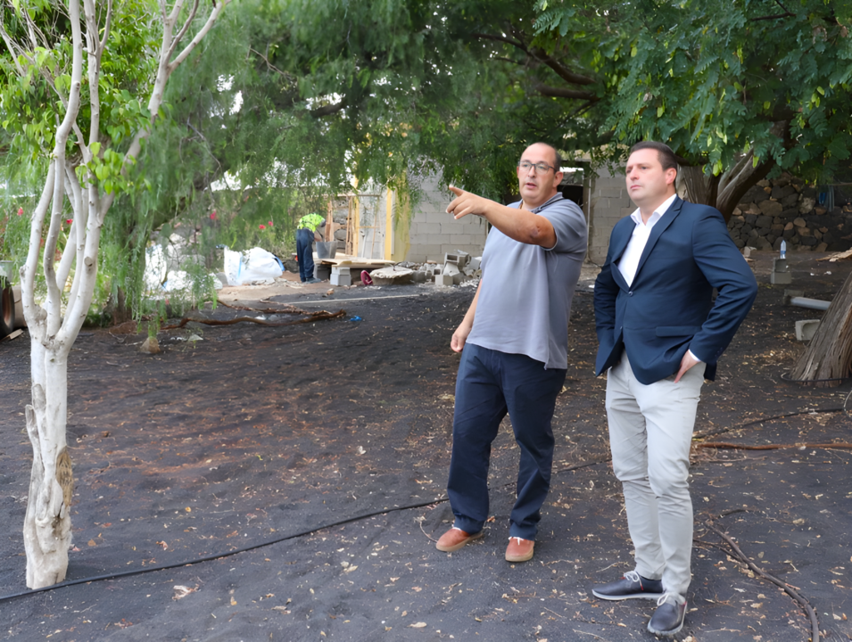 Óscar Noda, alcalde, y Rubén Arca, concejal de Limpieza, en una visita al pueblo de Uga.