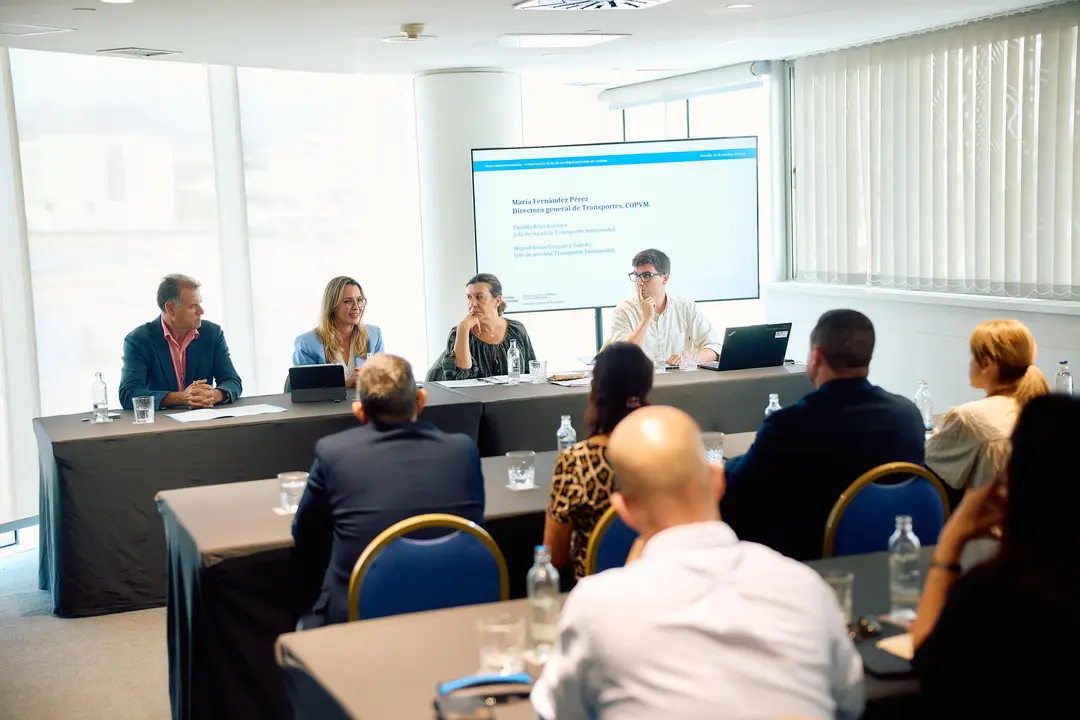 María Fernández explica a las administraciones de Lanzarote el proceso participativo para elaborar la primera ley de movilidad sostenible de Canarias.