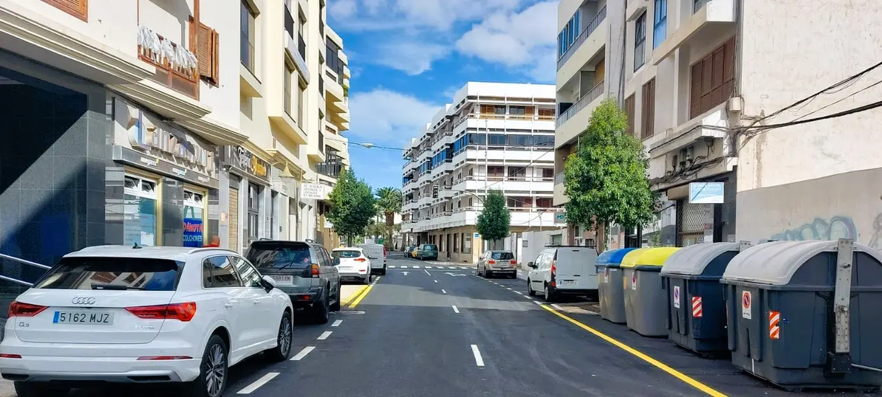 Este tramo de la calle Méjico estrena esta semana el nuevo reasfaltado ejecutado por la Concejalía de Obras Públicas del Ayuntamiento de Arrecife.