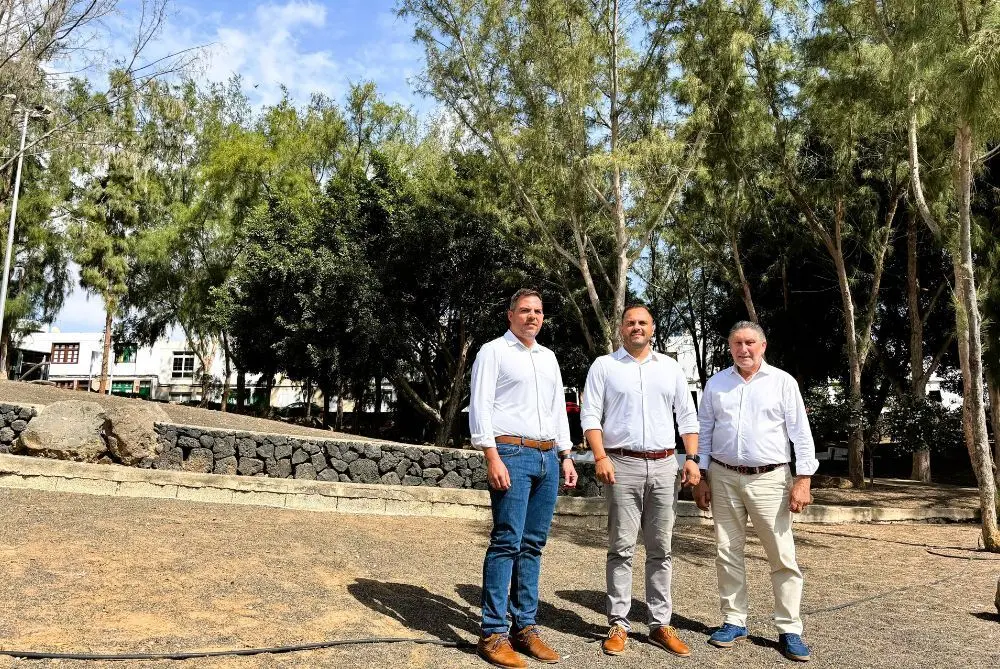 Jacobo Medina, el alcalde y Roberto Herbón en el parque de Los Pinos
