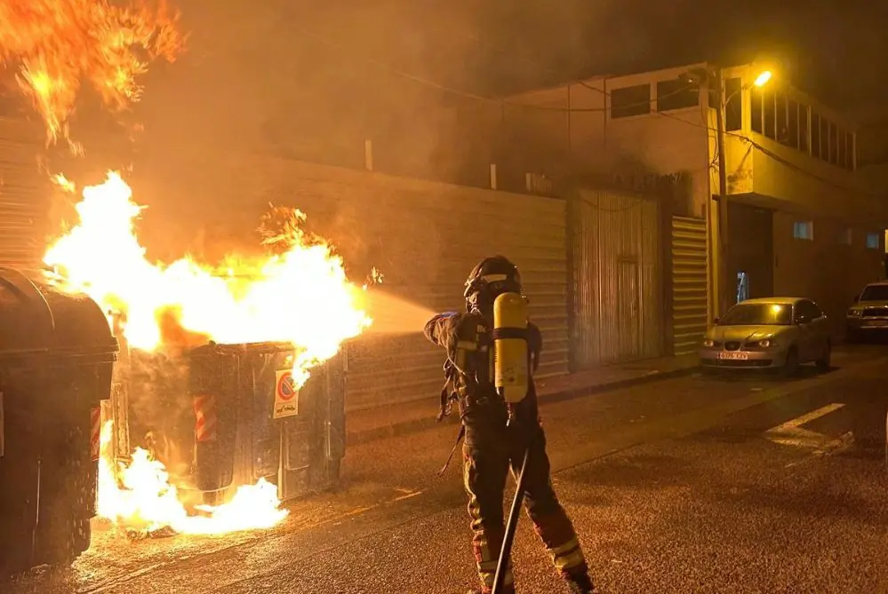 Los bomberos sofocando el fuego
