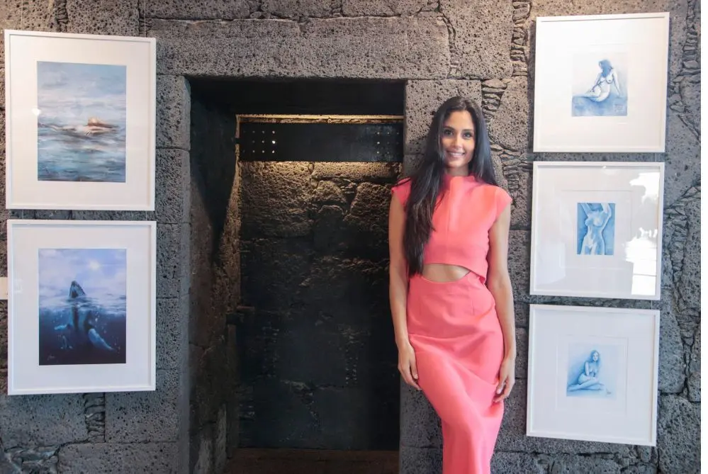 Patricia Yurena junto a sus obras