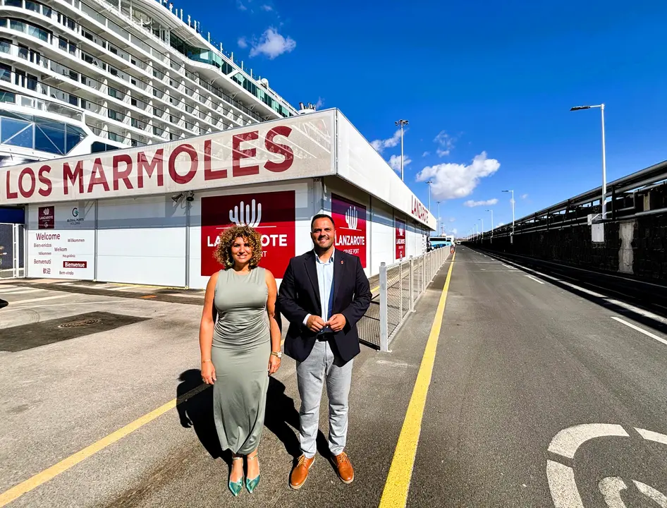 El alcalde Yonathan de León, y la concejala Eli Merino, junto a la nueva terminal de cruceros en Los Mármoles.
