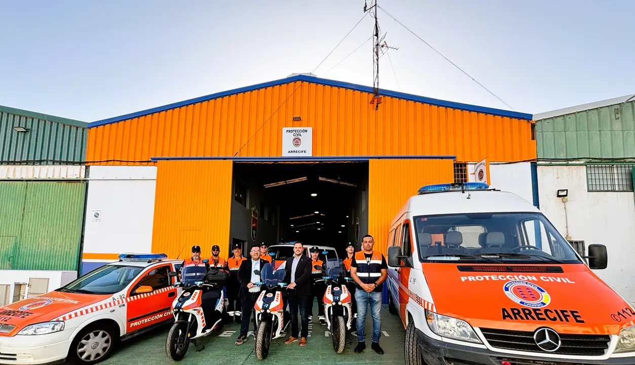 El alcalde de Arrecife, Yonathan de León, y el concejal de Seguridad y Emergencias, Kevin Cortés, con las nuevas motocicletas, y anuncian nueva licitación de vehículos.