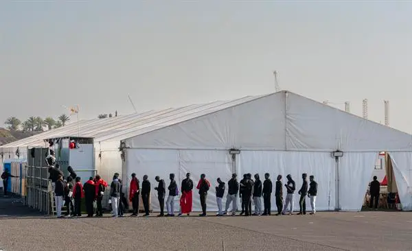 Carpa para migrantes en Naos (Foto: Efe. Adriel Perdomo)