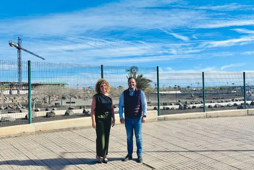 Eli Merino y el alcalde en el parque