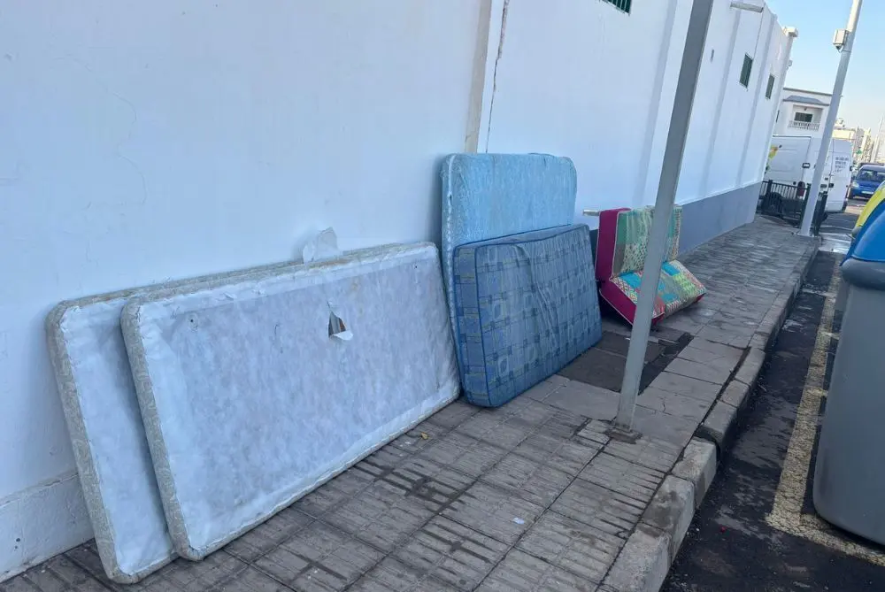 Colchones en la vía pública