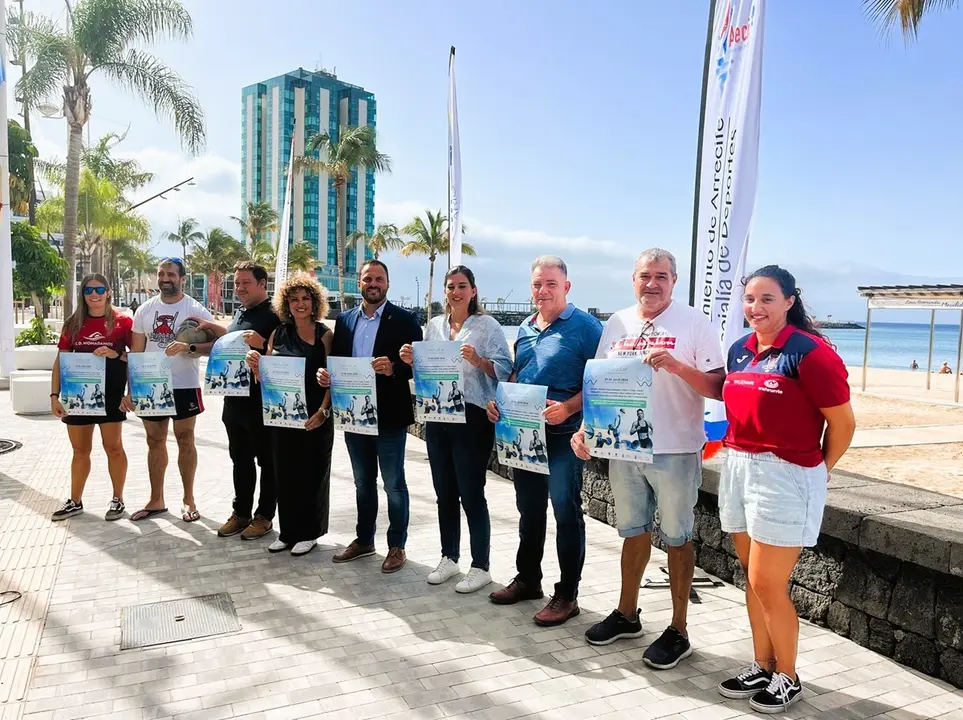 El alcalde de Arrecife y la concejala de Deportes, Eli Merino, en un encuentro reciente con representantes de colectivos deportivos de la ciudad