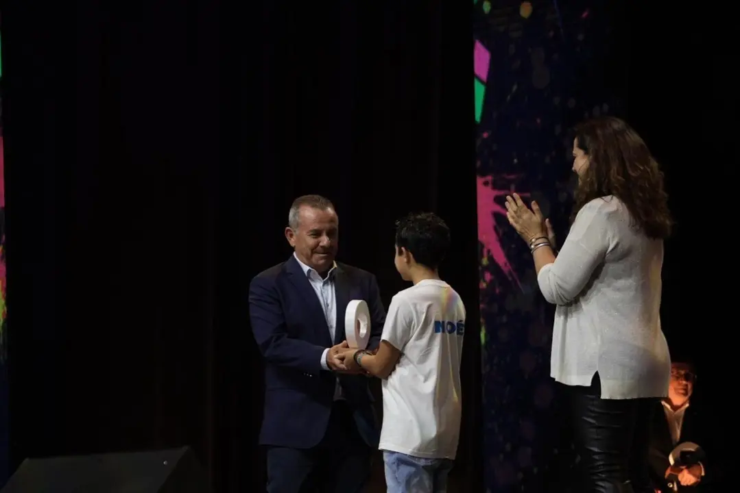 Federico Romero recogiendo el premio