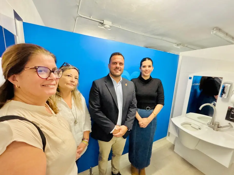 Arrecife estrena el primer baño público en las islas orientales para personas ostomizadas. El alcalde y la concejala de Playas presentan los nuevos aseos