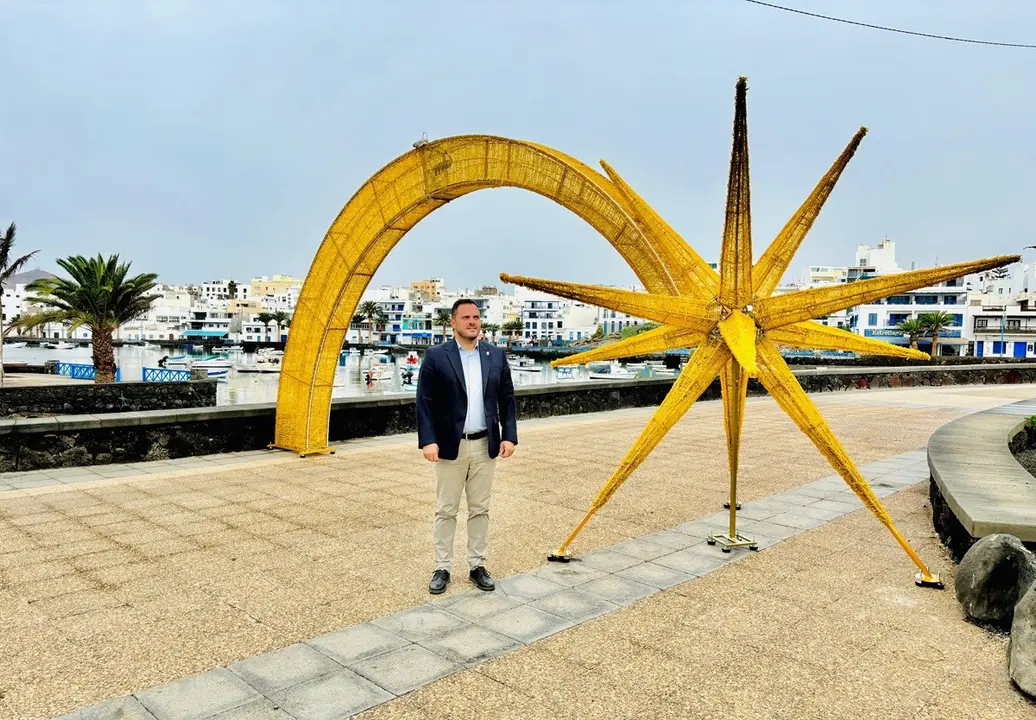 El alcalde Yonathan de León junto a una gran estrella de Navidad en la zona de La Puntilla, donde nación Arrecife como puerto y ciudad