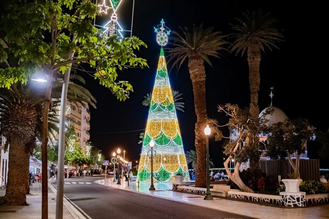 El mayor árbol de la Navidad de Lanzarote se localiza en la zona del antiguo muelle de La Cebolla, en Arrecife