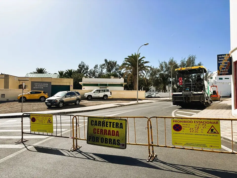 La empresa adjudicataria de los trabajos ha instalado el fin de semana vallas con carteles informando de los cierres, y los días y horarios previstos para el reasfaltado