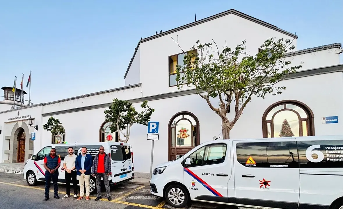 Arrecife convoca pruebas para sacar el permiso para conducir taxis. El alcalde y el concejal de Transportes en un acto reciente, presentando taxis adaptados