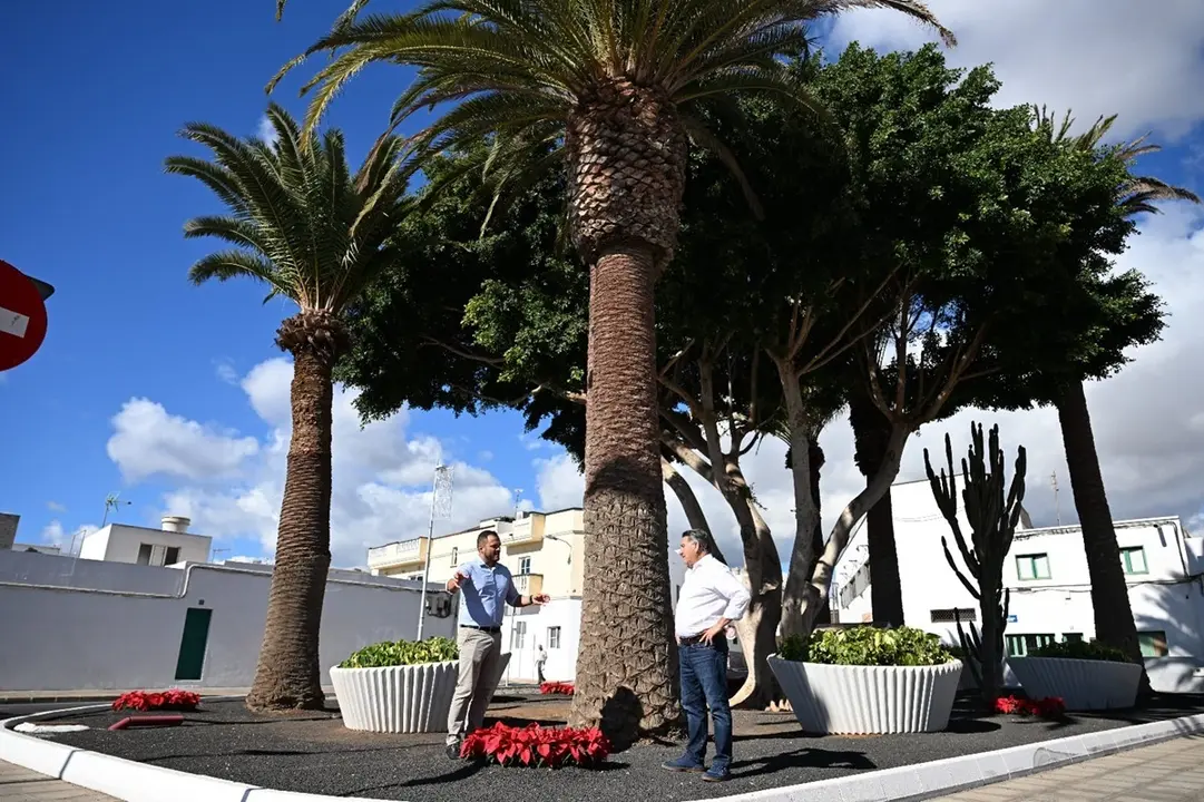 El alcalde Yonathan de León, y el segundo teniente de alcalde Roberto Herbón, en el barrio de Argana Alta durante la plantación de flores de pascua