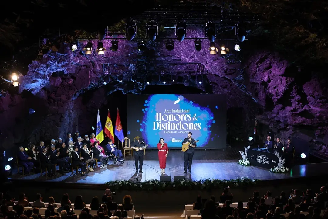 ACTO INSTITUCIONAL DE ENTREGA DE HONORES Y DISTINCIONES 2024 (ACTUACIÓN ALMUDENA HDZ)
