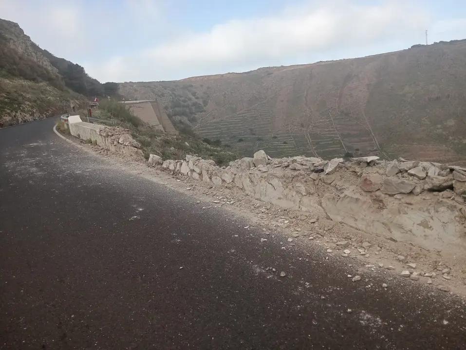 Muro caído en la LZ-10
