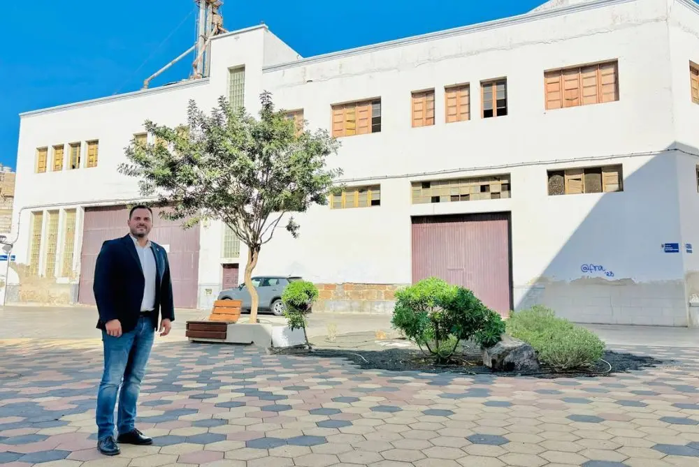 El alcalde en el exterior de la Harinera