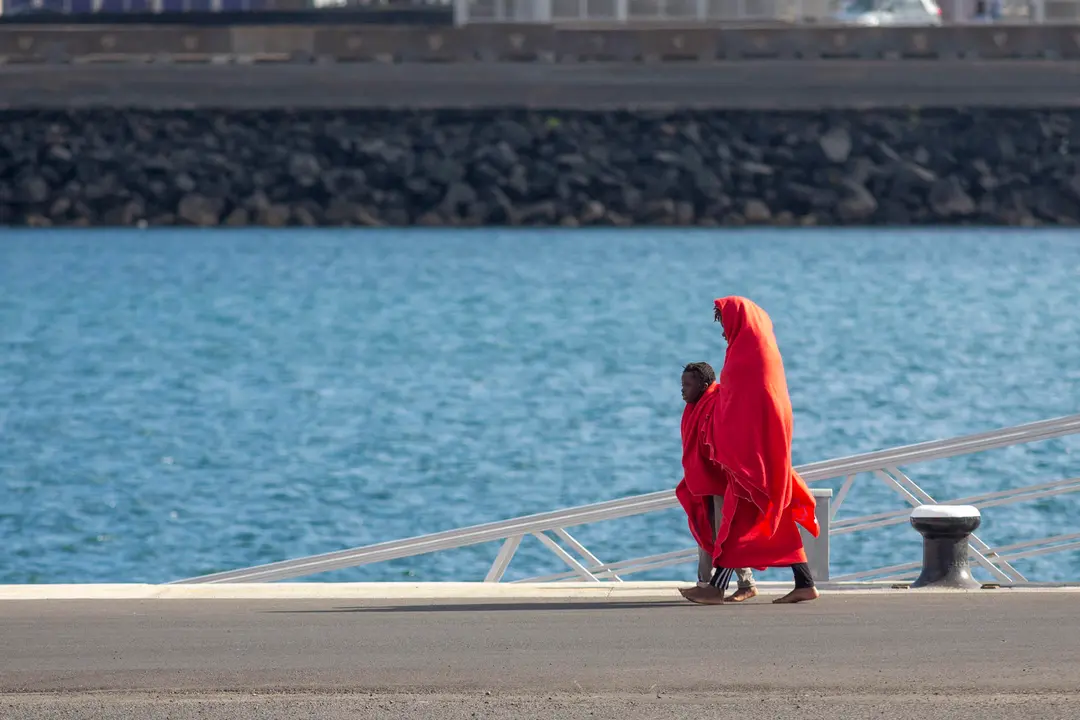 FOTO: EFE. Salvamento auxilia a una patera con 60 migrantes a bordo, con una mujer que dio a luz durante la travesía