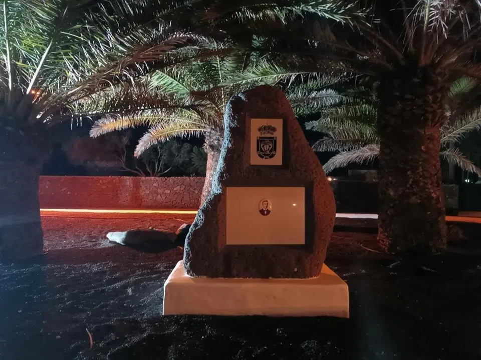 Monolito dedicado a Luis Ramírez González, en la plazoleta de La Florida.